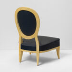 andre_Arbus_chaise_jpg Hêtre laqué jaune paille à dossier médaillon cintré, garnitures de satin bleu nuit d'origine.