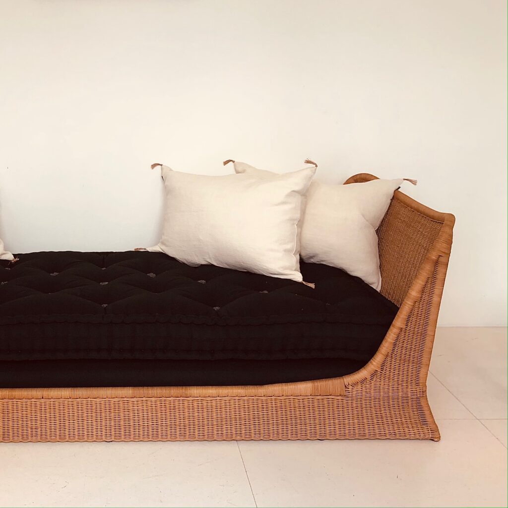 Détail du lit de repos de Louis Sognot en rotin